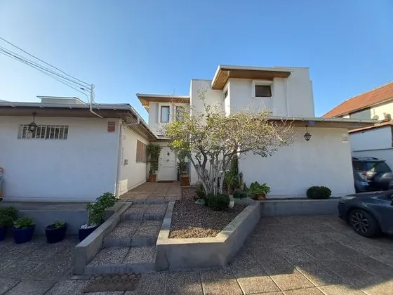 Excelente Casa 5 Dormitorios Jardín Piscina Carlos Alvarado