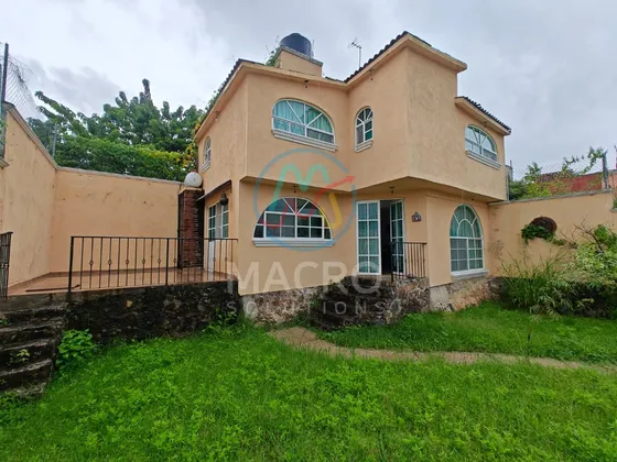 Casa En Venta En Tlayacapan De Dos Niveles Con Alberca Y Jardín