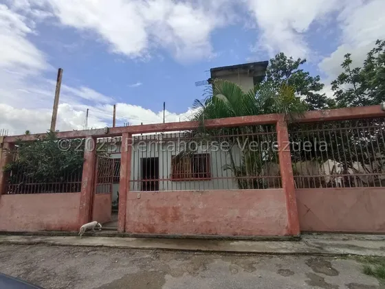 Terreno Con Casa En Venta Ubicado En Turmero Urb Valle De La Paya Db 24-9359
