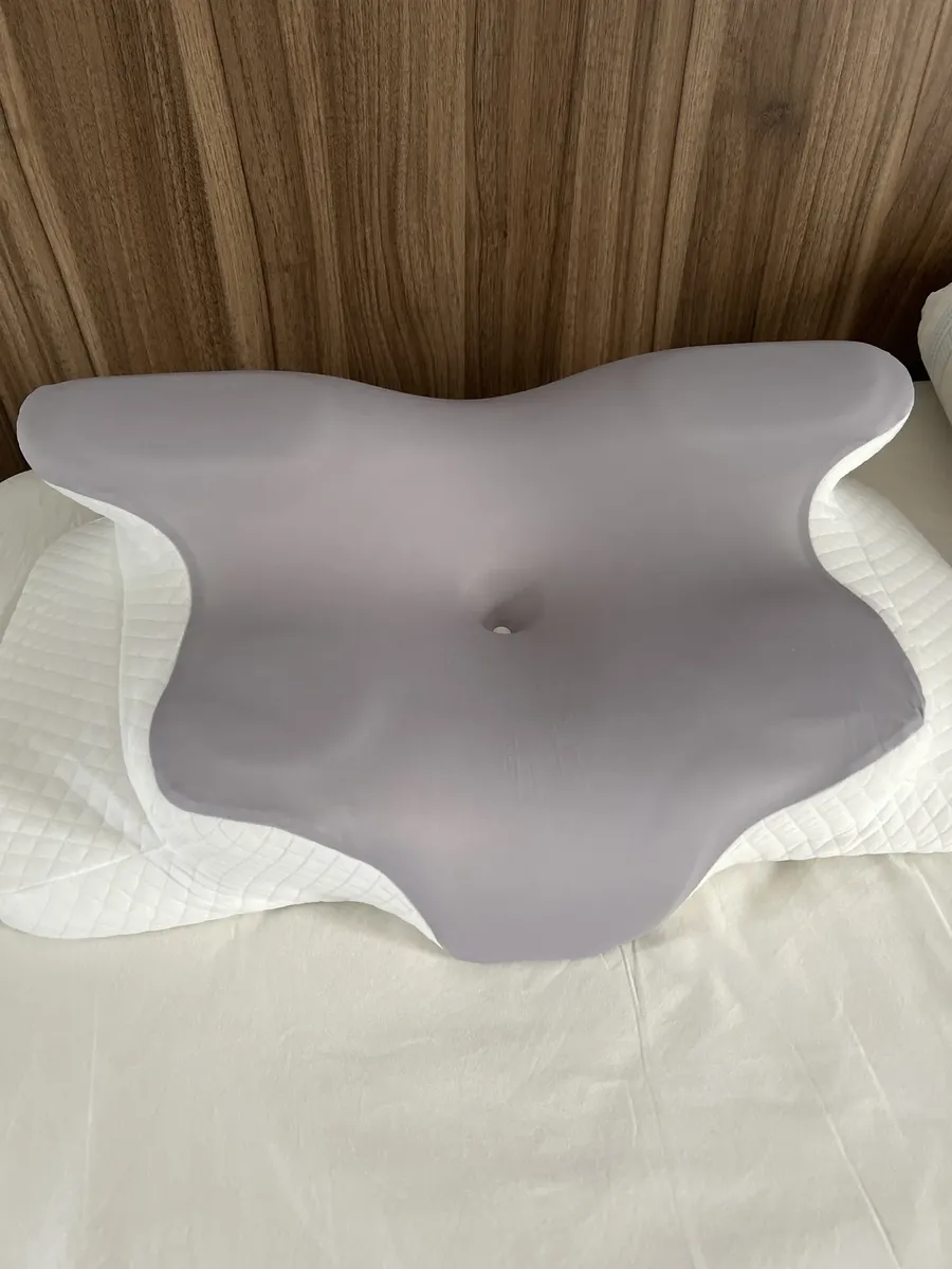 Cliente avaliando o travesseiro cervical