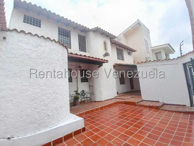 Rafael Carrasquel Trae Para Ti En Venta Fabulosa Casa Estilo Dúplex, Ubicada En Urbanismo Privado Club Hípico Las Trinitarias Este De Barquisimeto Lara, Rc