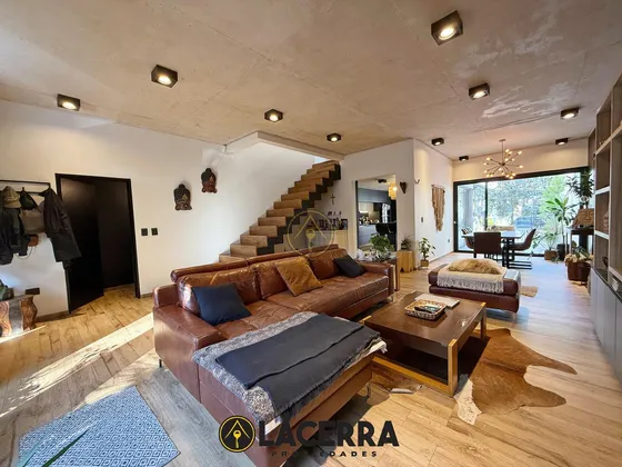 Espectacular Casa 5 Amb. De Diseño. Piscina, Quincho Y Depto Fondo