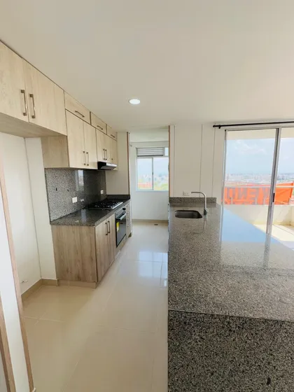 Apto. 3 Habitaciones, 3 Baños, Cuarto De Estudio, Servicios, Salacomedor, Cocina, Balcon. Parqueadero Privado En Sotano.