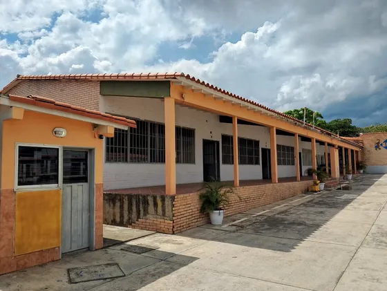 Local En Alquiler, 2e7407, Rafael Gamarra Ofrece En Cc Bolivar, Los Rastrojos, Planta Baja, Cómodo, Con Estacionamiento Amplio, Fachada De Vidrio, Baño Interno. Patio, Alto Trafico Vehicular-peatonal