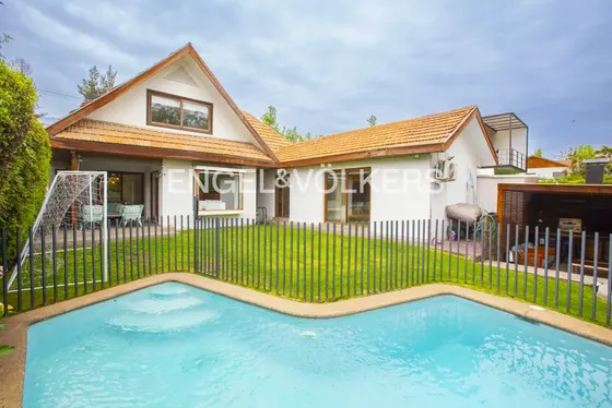 Casa En Venta San Carlos De Apoquindo/ Camino Las Flores