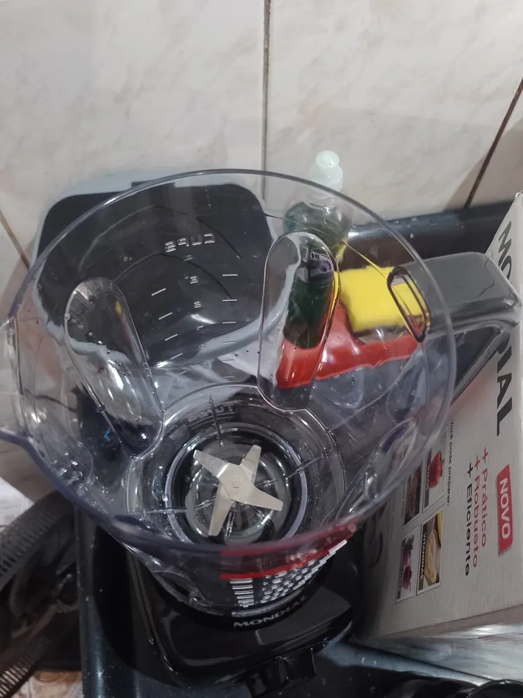 Liquidificador Mondial na bancada da cozinha