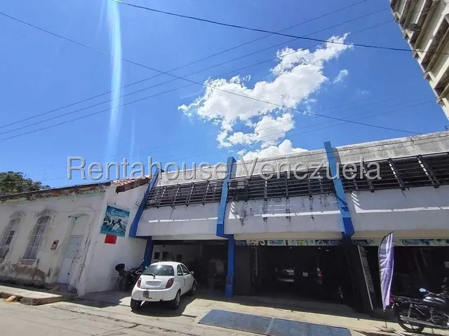  Excelente Local Comercial Estilo Galpon Con Oficinas. Ubicado A Pie De Calle Cerca De La Av Principal Lo Que Lo Hace Ideal Para Cualquier Tipo De Inversión Que Usted Desee Realizar. Tanque 50,000 Lts