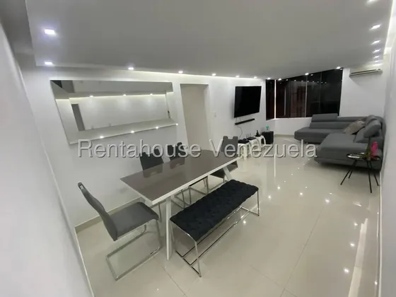 Apartamento En Alquiler Remodelado, Semiamoblado En Los Samanes. Belkis 27-759