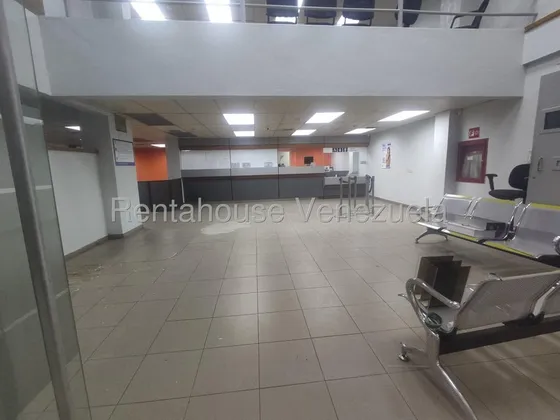 Excelente Local De 350 Mts. Con La Siguiente Distrubucion: Planta De 210 Mts, Mezanina De 140 Mts. Se Le Asigna Uso Exclusivo De Una Extencion De La Planta Del Techo Del Centro Comercial. 
