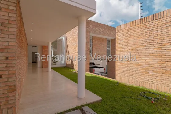Tu Nuevo Hogar Te Espera: Espaciosa Casa En Calle Privada, Prados Del Este. Mo 25-23304