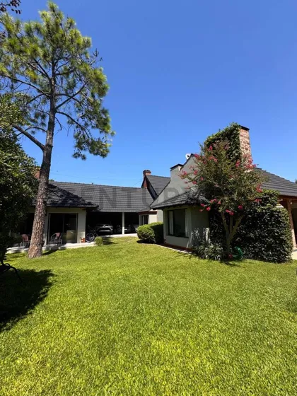 Casa De 5 Dormitorios En Excelente Zona De City Bell
