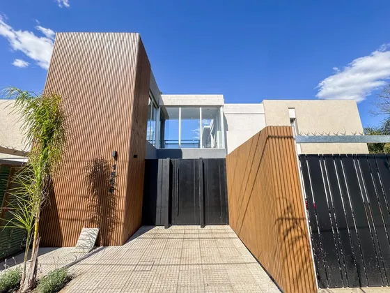 Departamento De Dos Dormitorios, Ubicado En Condominio Cerrado