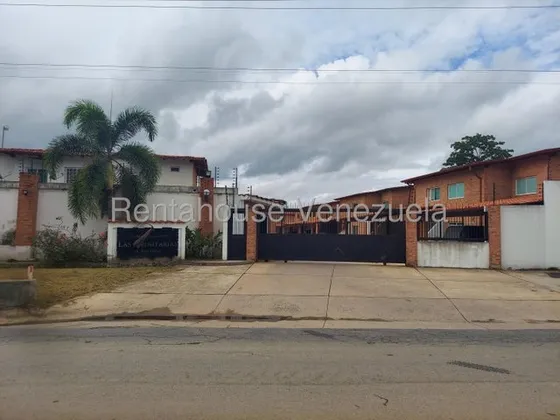 Townhouse En Venta En Trinitarias San Diego Mm Carabobo Piscina, Parrillera Y Cancha Deportiva. Pozo