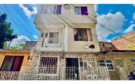 Casa Trifamiliar En Venta - Barrio Los Robles Palmira Valle Colombia