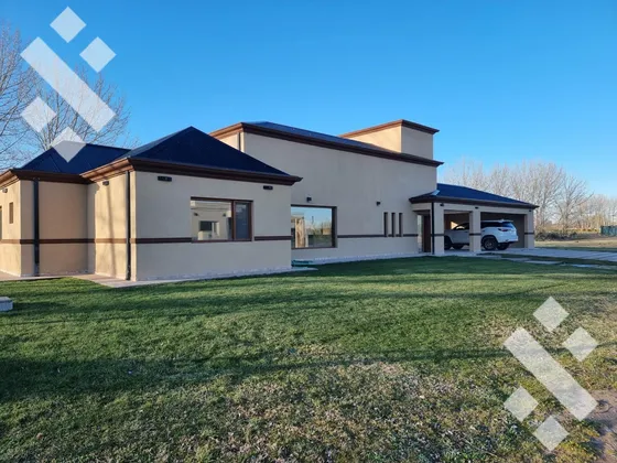 En Venta,  Casa 3 Dormitorios, Con Pileta, Canales De Plottier.