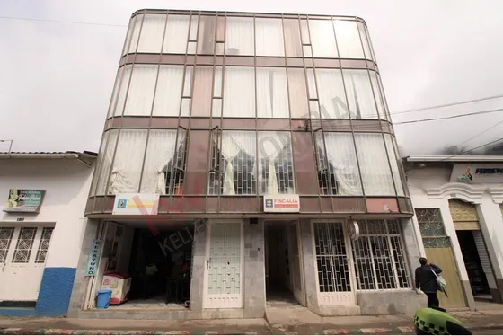 Se Vende En El Centro De Choachí Cundinamarca, Un Edificio De 4 Plantas, (12199).