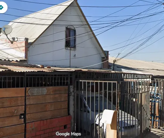 Propiedad De 2 Pisos, Con Piscina, Cerca Americo Vespucio.