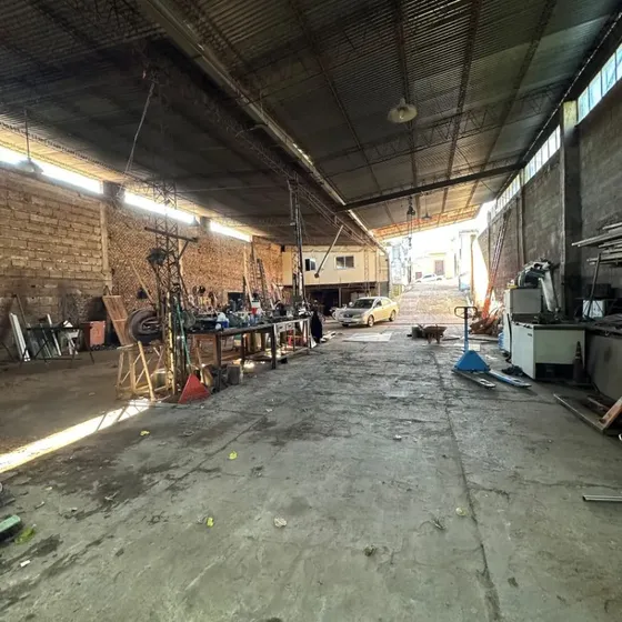 Venta De Terreno Con Construcciones En Centro De Salto Con Más De 600mts2 Y Dos Entradas. Con Renta.