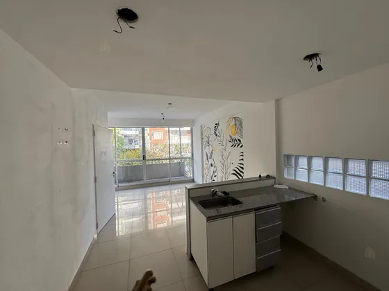 Departamento 2 Ambientes Al Frente Con Balcón -  Edificio Con Piscina - Laundry
