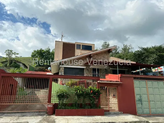 Casa Tipo Chalet De Multiples Niveles Cuenta Con Un Patio Con Anexo Y Patio Con Arboles Frutales, Calle Cerrada, Inm 26-10346.