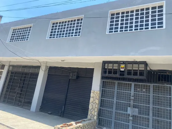 Alquilo 2 Locales Comerciales  Ubicado En Calle Rivas Diagonal A Al Colegio La Consolación. / Es19