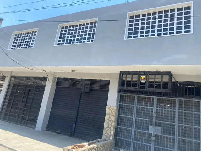 Alquilo 2 Locales Comerciales  Ubicado En Calle Rivas Diagonal A Al Colegio La Consolación. / Es19