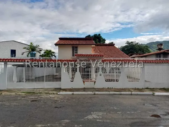 Casa En Venta En Maracay Urb El Castaño Av Principal  Rah #25-7208 Meglisf