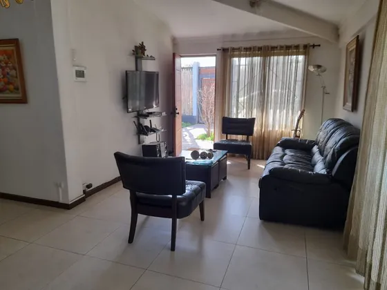 Casa En Venta De 4 Dorm. En La Reina