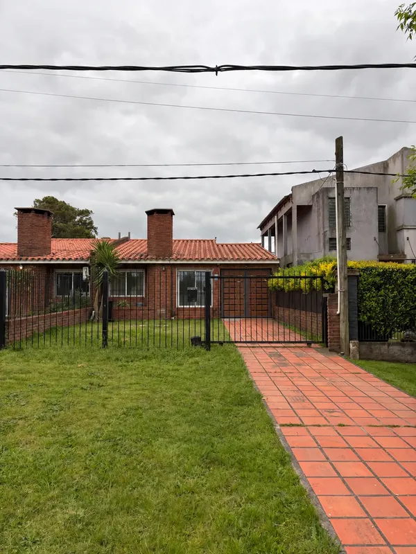 Casa En Alquiler En Solymar. 3 Dormitorios, 1 Baño. Proximo A Rambla. 2 Estufas Y 4 Aa. Gran Fondo Con Parrillero. Cochera Techada Y Cerrada.