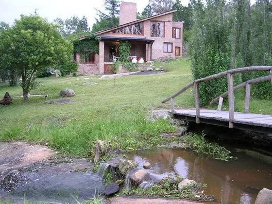 Casa En Venta - 4 Dormitorios 4 Baños - Tanti