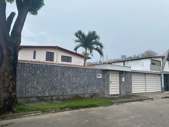Casa En Venta Prados Del Este. Remodelada, Excelente Distribucion. Zonia Martinez .# 25-10051