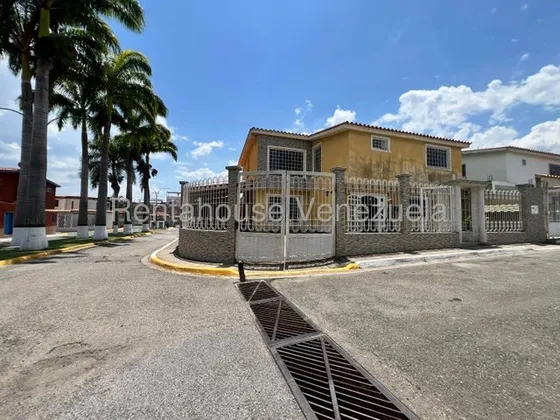 Casa En Venta Urb La Floresta, La Victoria 25-21264 Hc