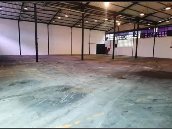 Espacioso Y Excelente Galpón En Alquiler. Oficina De 50 Metros .mr