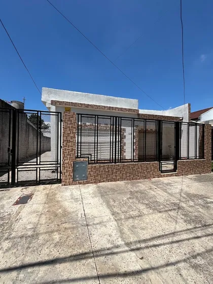 Casa En Venta 3 Ambientes. Excelente Estado. Cocheras.  Patio Cubierto Y Deposito. Paz Soldan 100 Morón