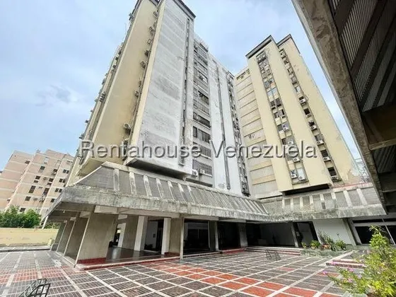 María Valera Tiene Amplio Apartamento En Alquiler Al Este De Barquisimeto, Cocina Americana, Amplia Sala, Cómodas Habitaciones, Estacionamiento Subterráneo, Tanque Con Bomba, Vigilancia 24/7.