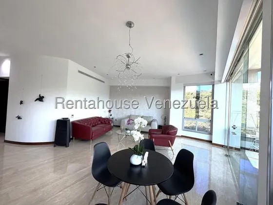Apartamento En Alquiler En Las Mesetas De Santa Rosa De Lima, Ubicado En Calle Privada Con Vigilancia, Hermosa Terraza Con Vista Panorámica En Edificio Con Planta Electrica. 26-18039