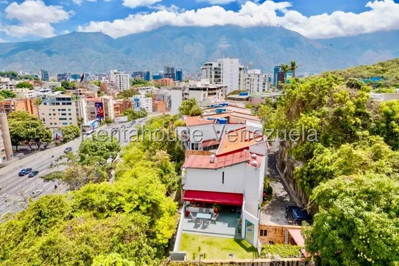 Estupendo Townhouse En Venta  Con Inmejorable Ubicación San Roman. Jose Guerrero. Cod: 25-22953.