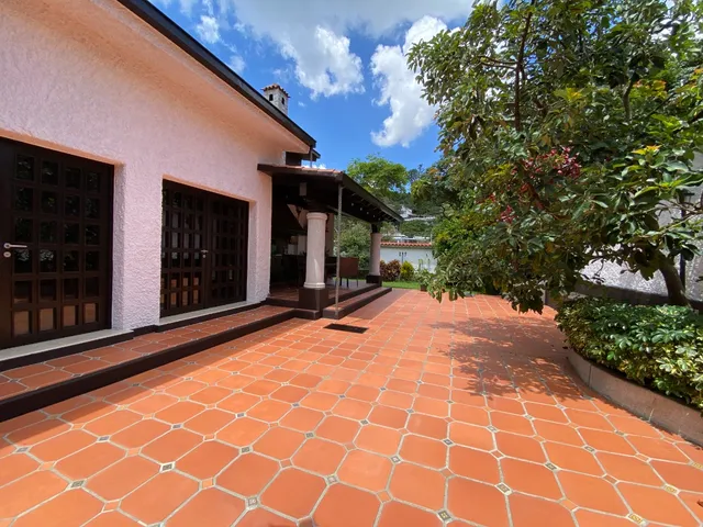 Se Vende Hermosa Y Cómoda Casa En Excelente Estado. Prados Del Este, Calle Cerrada. (r.o) 