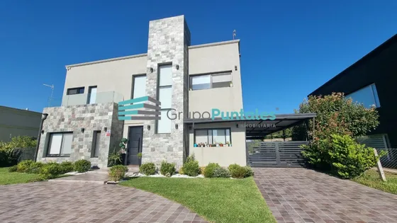 Hermosa Casa En Venta En Barrio Lagos De Canning Con 5 Dormitorios Y Piscina