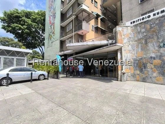 Estupendo Local Comercial En Venta Completamente Equipado Como Centro Odontológico, Con Maravillosa Ubicación Altamira. Jose Guerrero. Cod: 25-23643.