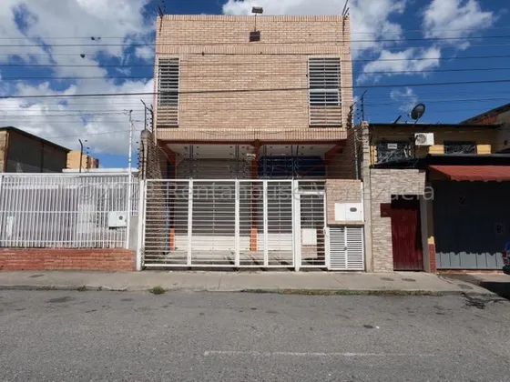 Edificio Comercial En Alquiler Centro Este Barquisimeto, Cavas Cuarto, Con Mobiliarios Y Equipos, Electricidad Trifasica. Mls 24-6168.maikelly 19-16 