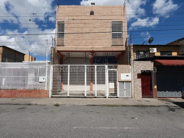 Edificio Comercial En Alquiler Centro Este Barquisimeto, Cavas Cuarto, Con Mobiliarios Y Equipos, Electricidad Trifasica. Mls 24-6168.maikelly 19-16 