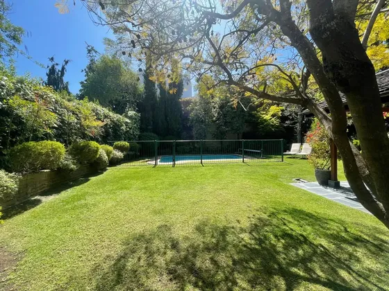 Casa En Venta En Reñaca Con Jardín Y Piscina