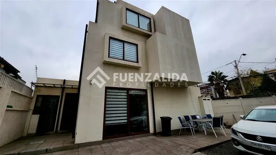 Casa En Venta De 3 Dorm. En Las Condes