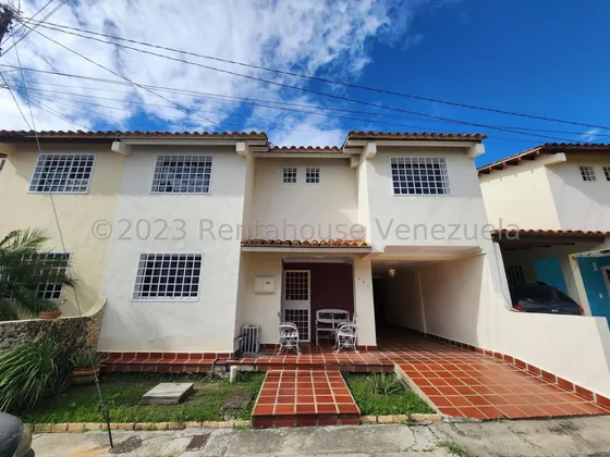 Maritza Lucena Vende Una Hermosa Casa Dentro De Un Urbanismo Cerrado De Cabudare, Donde La Seguridad Y La Tranquilidad Son Prioridad, Cocina Remodelada, Acogedoras Habitaciones, Amplias Áreas Verdes.