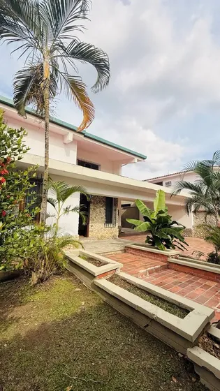 Casa Comercial O Residencial En Alquiler Ubicado En La Viña Calle Cerrada. A1. Solo Clientes