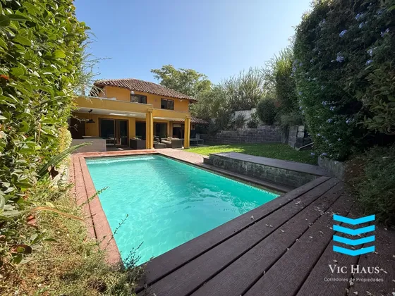 Casa En Venta | Terreno 496 M² | 5d / 4b | Piscina Y Quincho