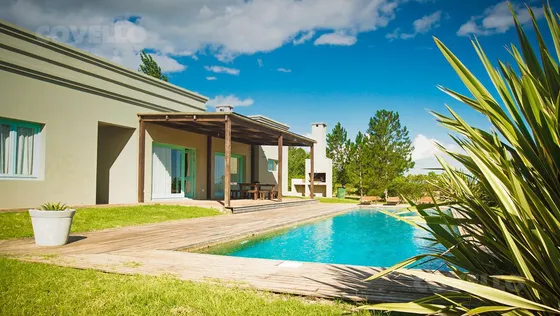 Alquiler Casa Luminosa, Hermosa Vista Al Río. Amplio Parque, Seguridad, Piscina, Puerto Deportivo, Playa.