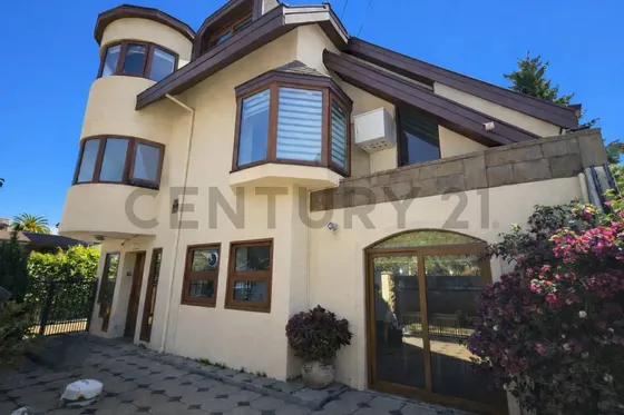 Se Vende Gran Casa De 379 M2, Uso Mixto, Sector Exclusivo...