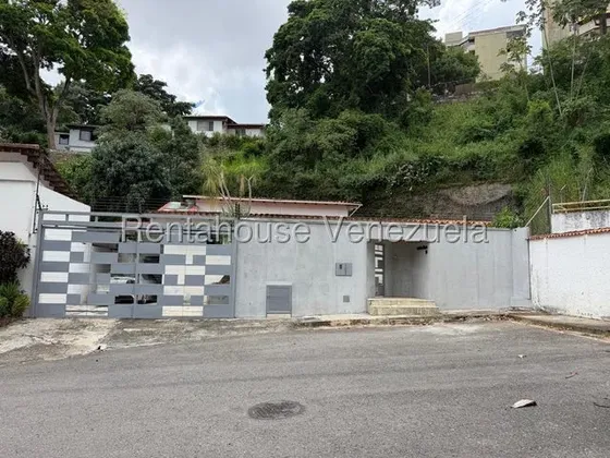Espectacular Casa Con Bello Jardin Y Parque Infantil Amoblado En Alquiler. Urb. Gertrudis.